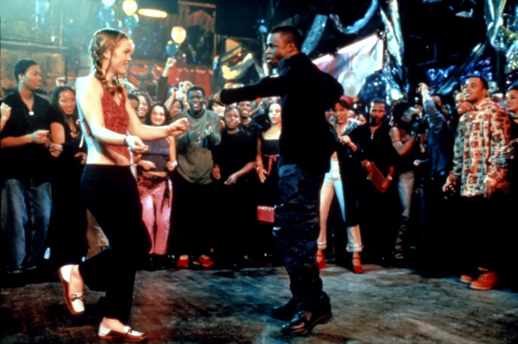 Julia Stiles and Sean Patrick Thomas dance at a club in the movie 