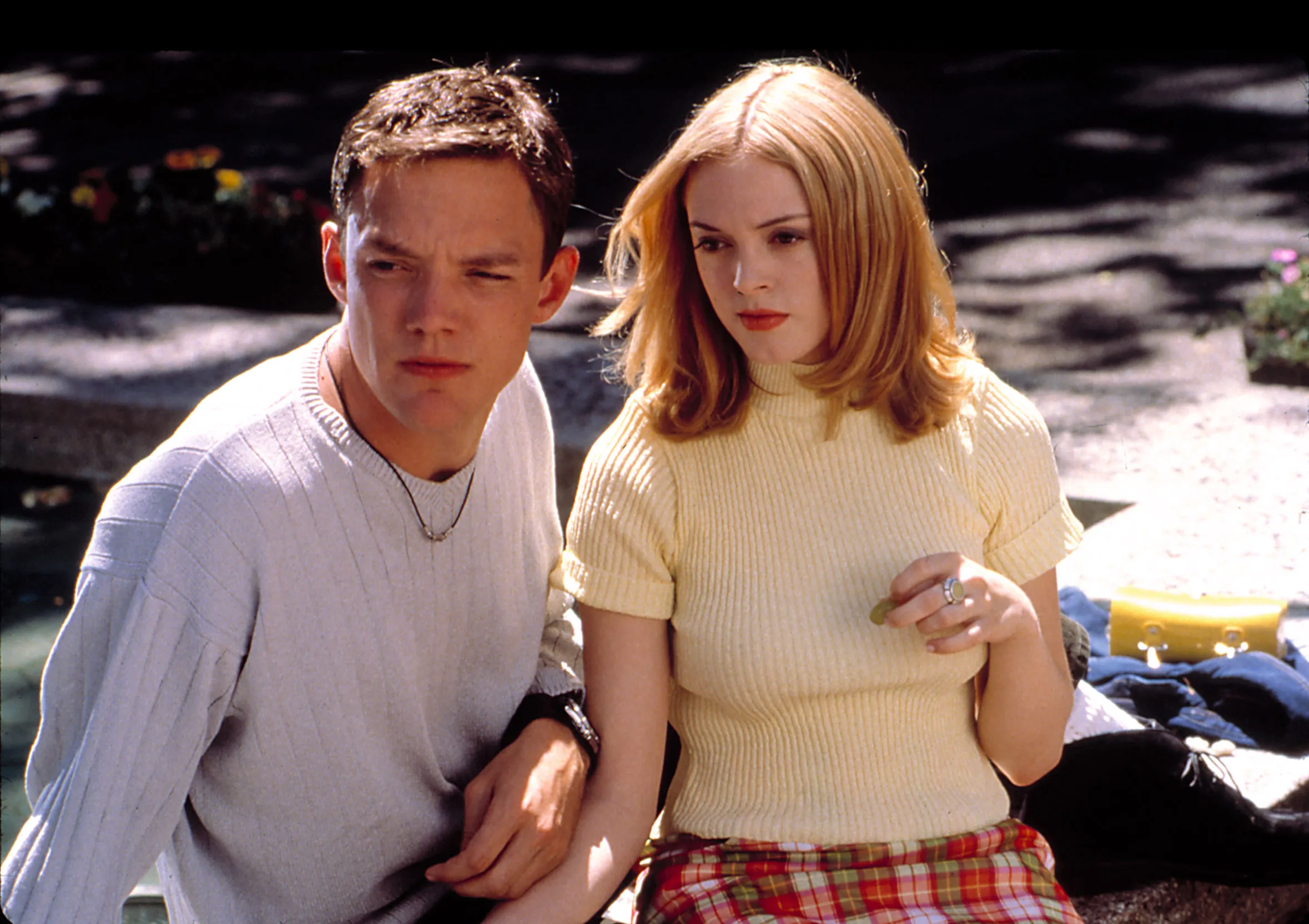 Matthew Lillard and Rose McGowan as a couple on a picnic.