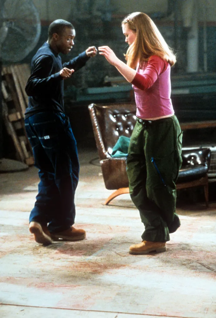 Sean Patrick Thomas and Julia Stiles dancing in a scene from the film 'Save The Last Dance'.