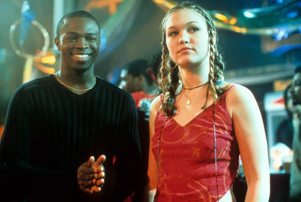Sean Patrick Thomas and Julia Stiles at a dance in 