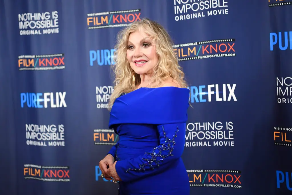 Stella Parton posing for a photo at the premiere of 