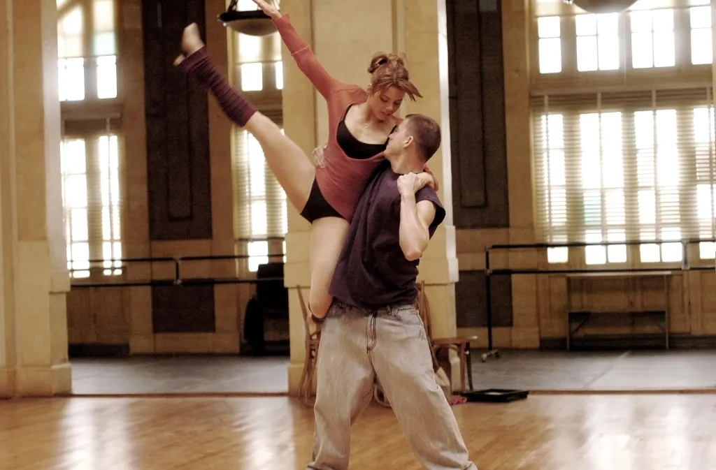 Jenna Dewan and Channing Tatum dancing.