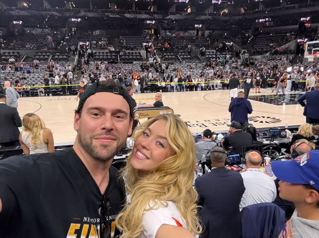 Sydney Sweeney and Scooter Braun pose for a selfie at the New York Knicks vs. San Antonio Spurs game.