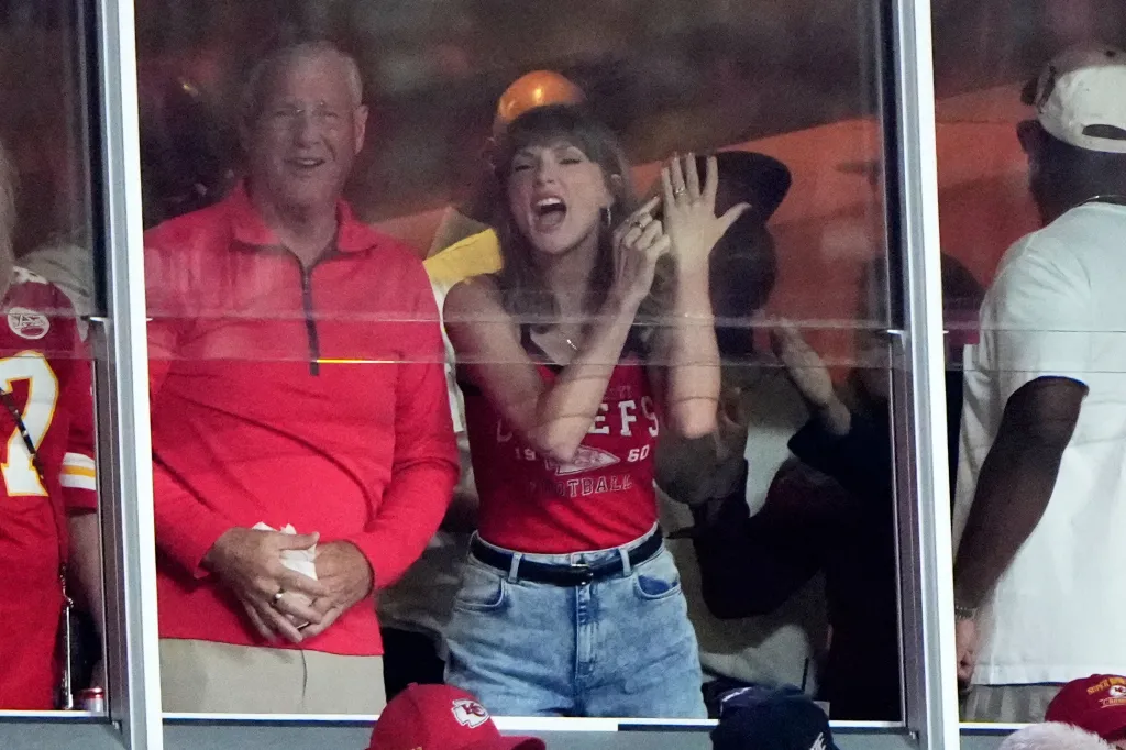 Taylor Swift cheers with her father, Scott Swift, after a score by Travis Kelce.