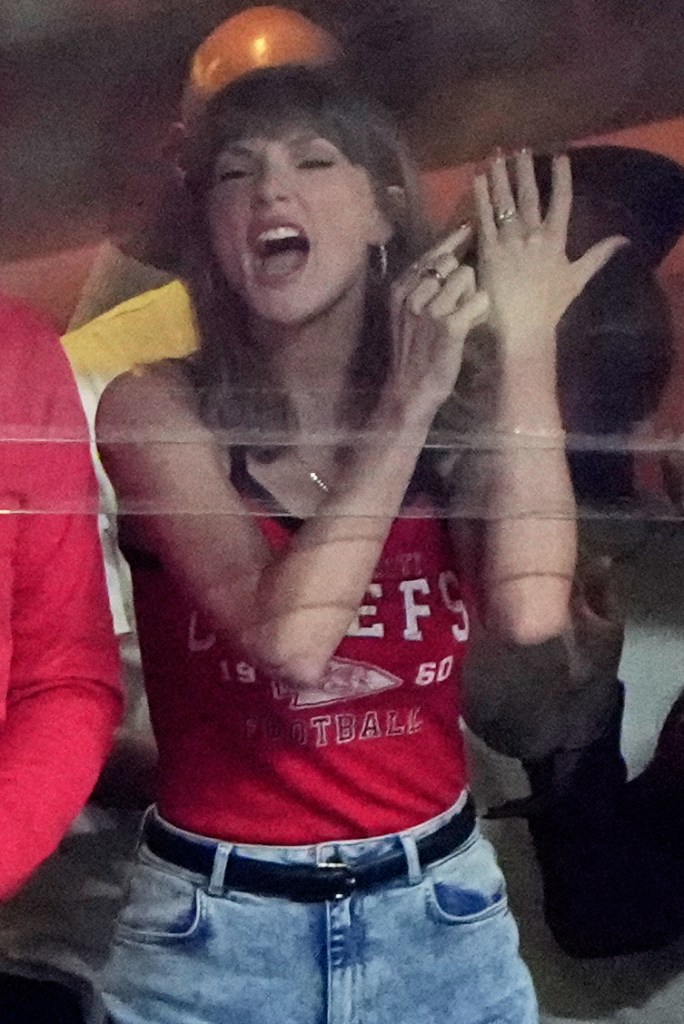 Taylor Swift in a red 