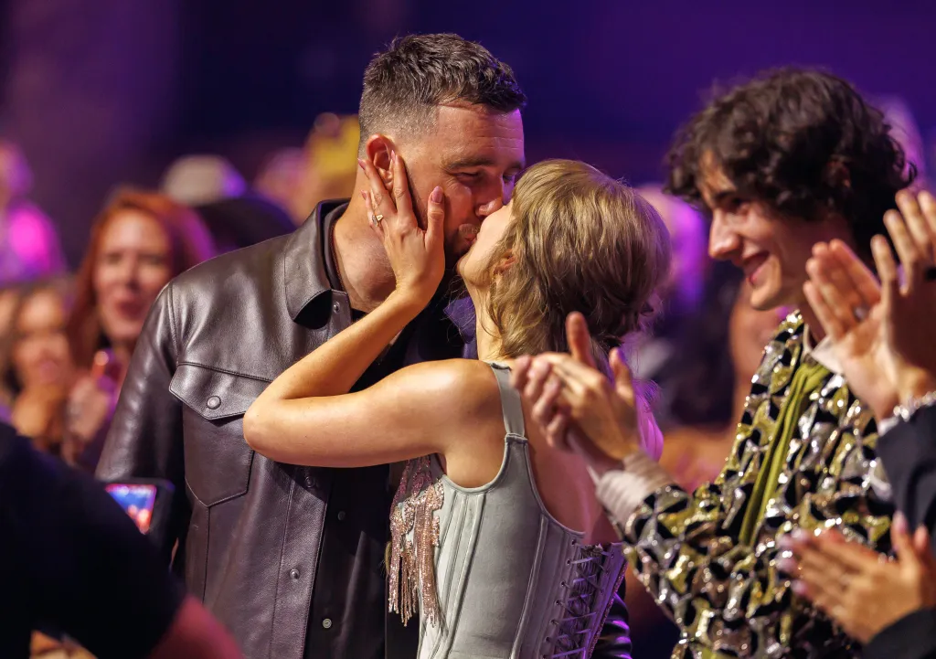 Taylor Swift kissing Travis Kelce on the cheek at the 2026 iHeartRadio Music Awards.