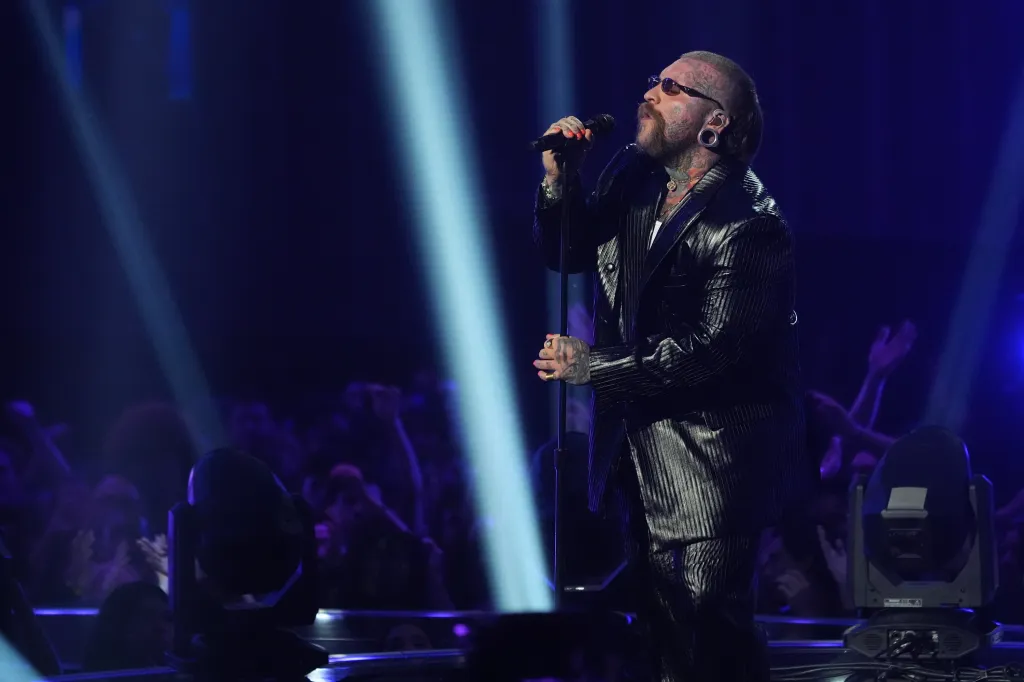 Teddy Swims performing a tribute to George Michael during the MTV Video Music Awards.