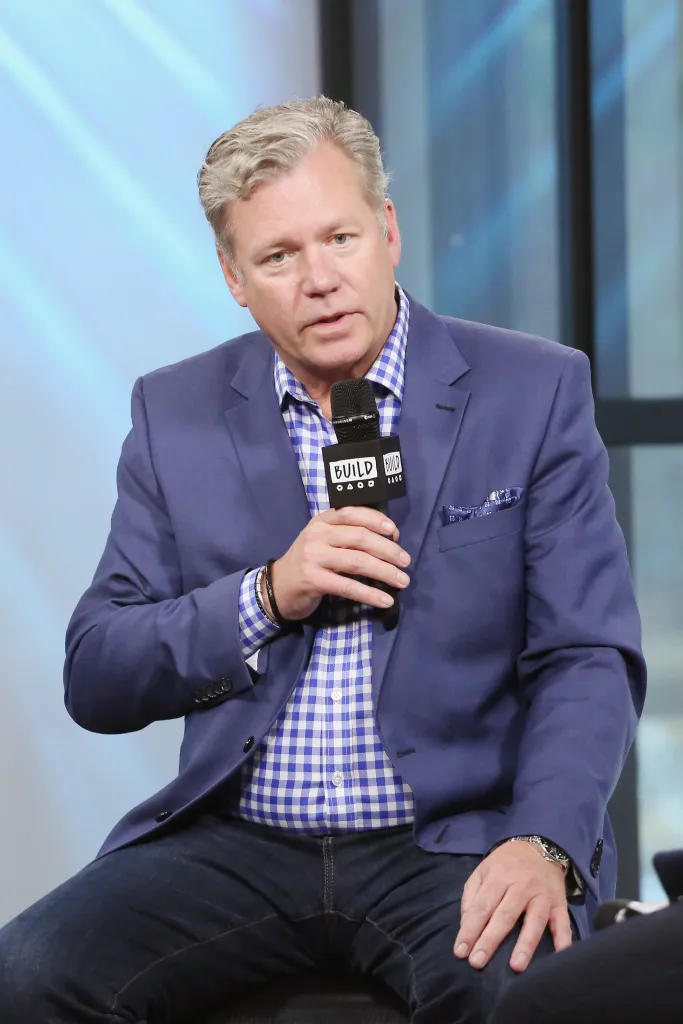 Television host Chris Hansen speaking into a microphone.