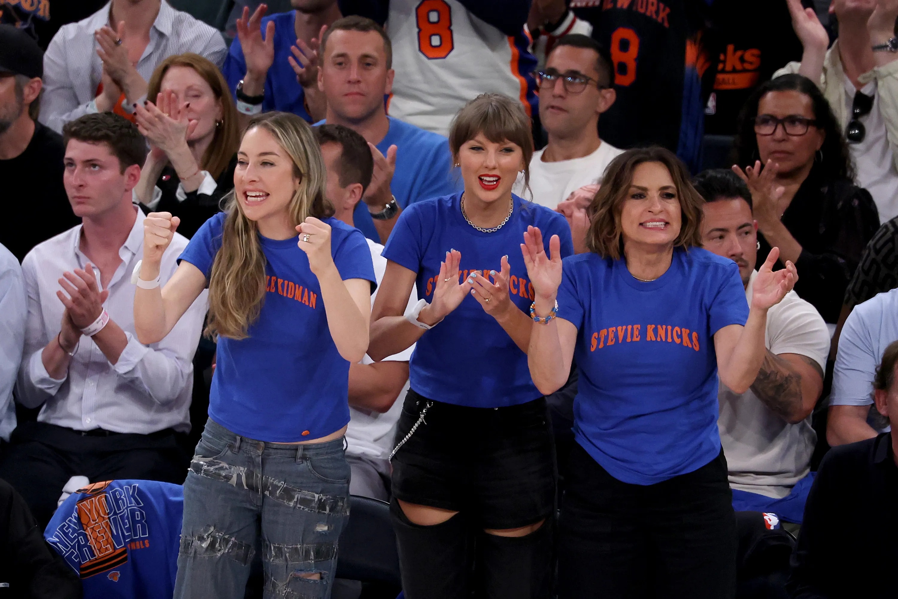 Este Haim, Taylor Swift, and Mariska Hargitay watching a basketball game.