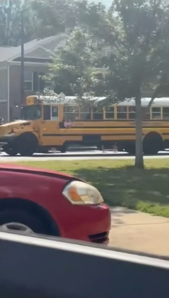 The adults accused the driver of holding the kids for more than 30 minutes without turning on the air conditioning.