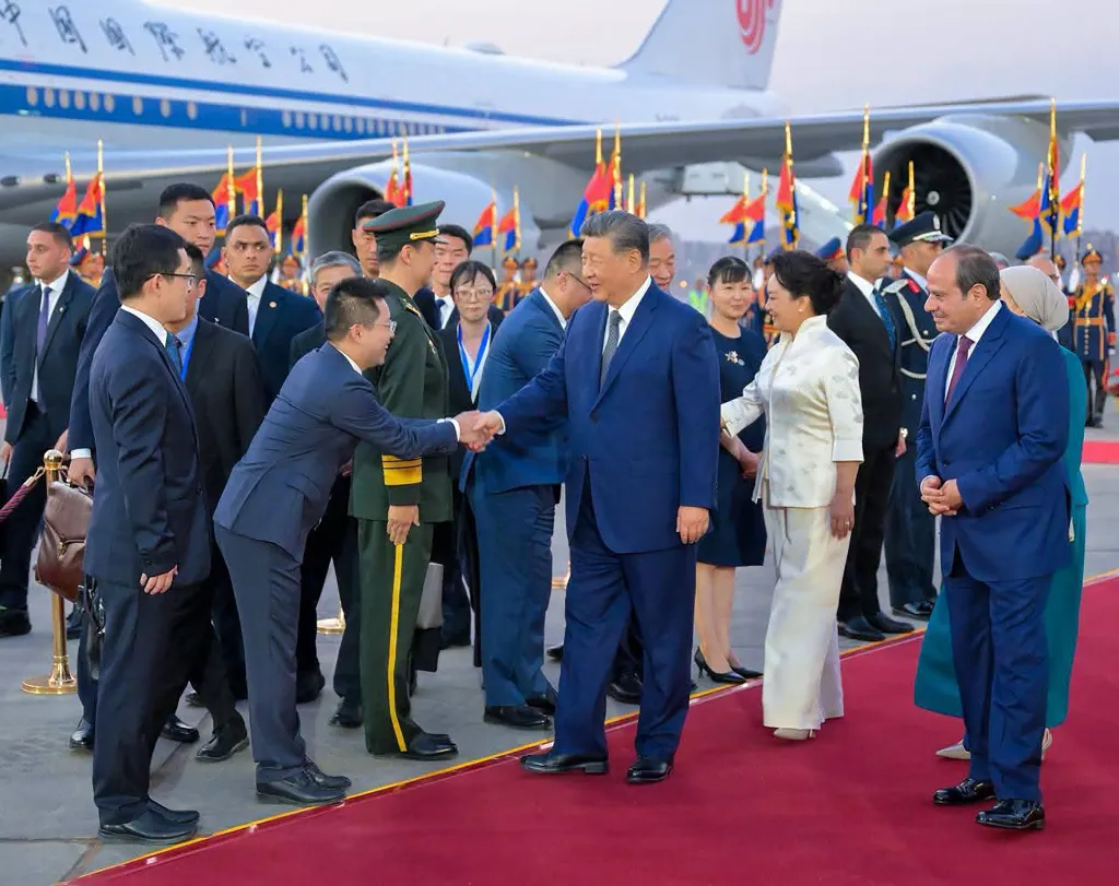 Chinese President Xi Jinping and Egyptian President Abdel Fattah El-Sisi with their wives upon arrival at Cairo International Airport.