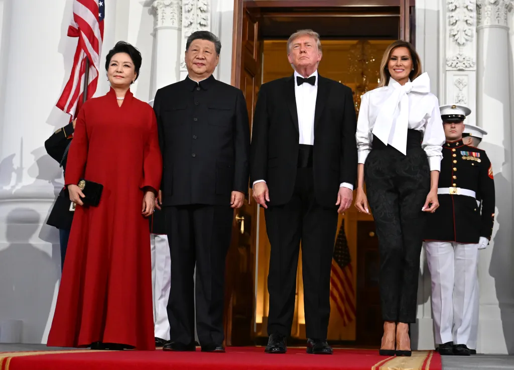 Donald Trump and Xi Jinping with their wives, Melania Trump and Peng Liyuan, at a White House state dinner.