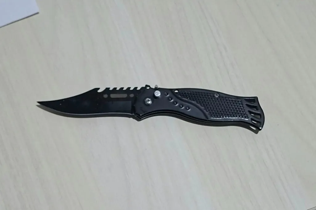 The weapon, a black folding knife, used by a student to stab her teacher in Cametá.