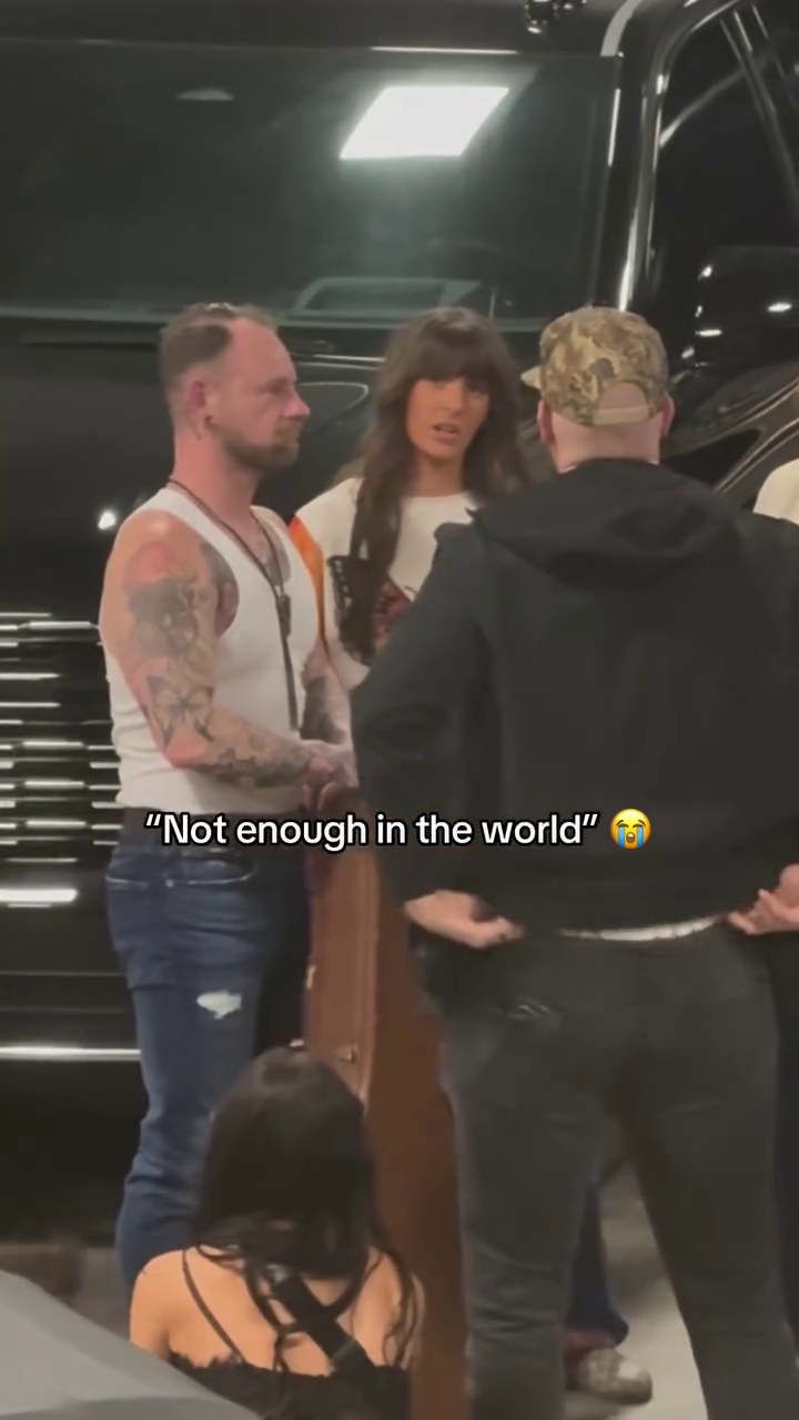 Ella Langley rejecting a fan who asked her out.