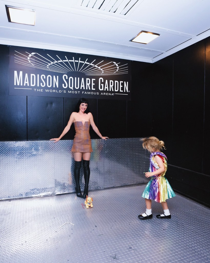 Katy Perry posing with her daughter Daisy under a 