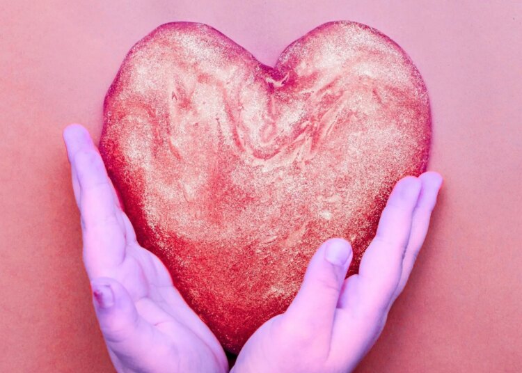 ‘Glueing’ Is the Dating Trend That Keeps You Stuck in a Bad Relationship