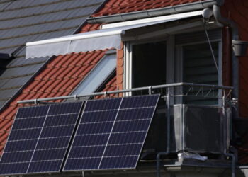Want solar but don’t own a roof? California just legalized plug-in panels, no permission required