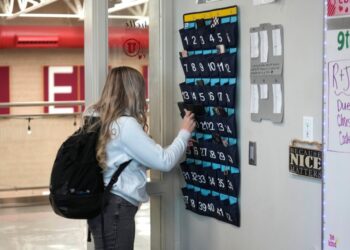 Bipartisan bill seeks to ban cellphones in schools nationwide
