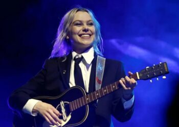 Phoebe Bridgers Banned Phones at Her Concerts and It’s Creating a Beautiful and Mysterious Experience Where People Are Drawing Her Amazing Light Show by Hand