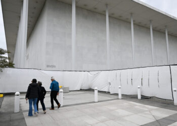 Trump does not rule out demolishing the Kennedy Center