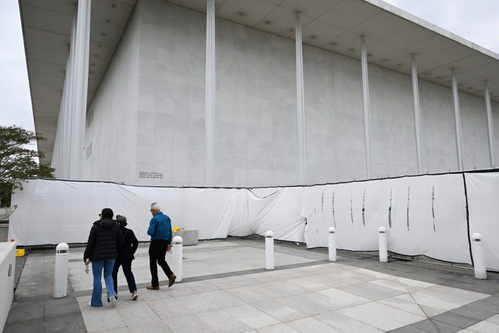 Trump does not rule out demolishing the Kennedy Center