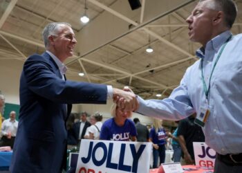 GOP hold on Florida and Texas governors’ races weakens, nonpartisan analyst says