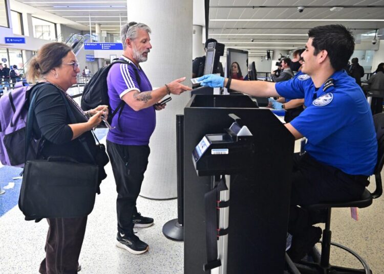 TSA officers must now stand up on the job