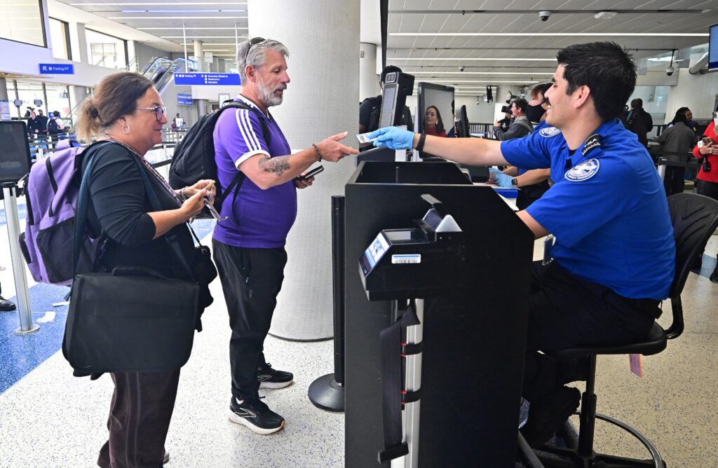 TSA officers must now stand up on the job