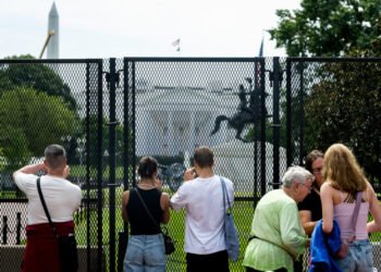 Trump wins approval for new White House visitor screening center