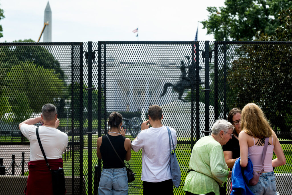 Trump wins approval for new White House visitor screening center