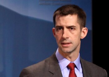 Trump sends his fans after GOP senator — and gives them his phone number