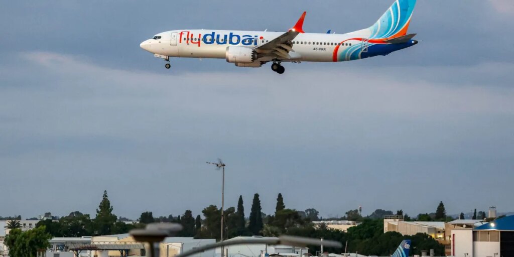 FlyDubai co-pilot used cockpit’s crash axe to try seizing control of flight and was barred from flying by Oman due to concerns over extremist views