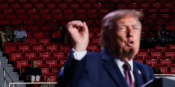 Trump rambles about ‘distinguished people’ who ‘hate’ darkness in scramble for GOP win