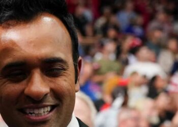 ‘Good God’: Vivek Ramaswamy becomes laughing stock after nearly dropping child