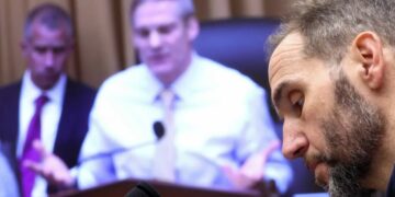 Rock legend joins in mockery of embarrassed GOP senator as Jack Smith attends concert
