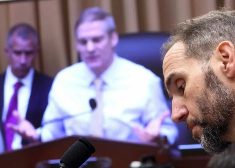Rock legend joins in mockery of embarrassed GOP senator as Jack Smith attends concert