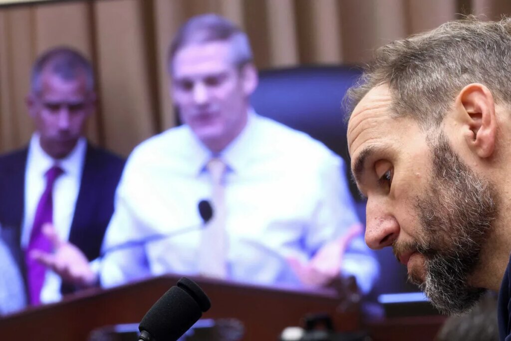 Rock legend joins in mockery of embarrassed GOP senator as Jack Smith attends concert