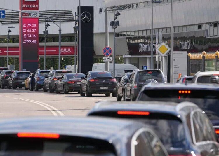 Russians Snap Up Chinese E.V.s as Ukrainian Attacks Make Fuel Scarce