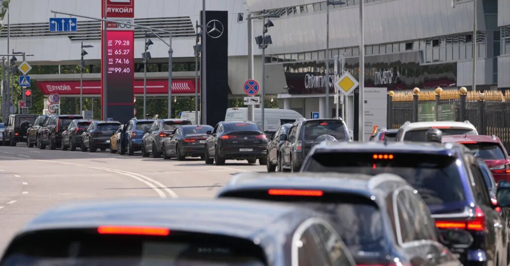 Russians Snap Up Chinese E.V.s as Ukrainian Attacks Make Fuel Scarce