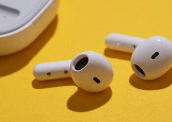 The Case Against Wearing Headphones in Public