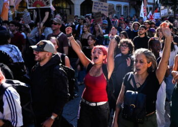 Protesting pupils blockade French high schools again, testing a weekslong movement