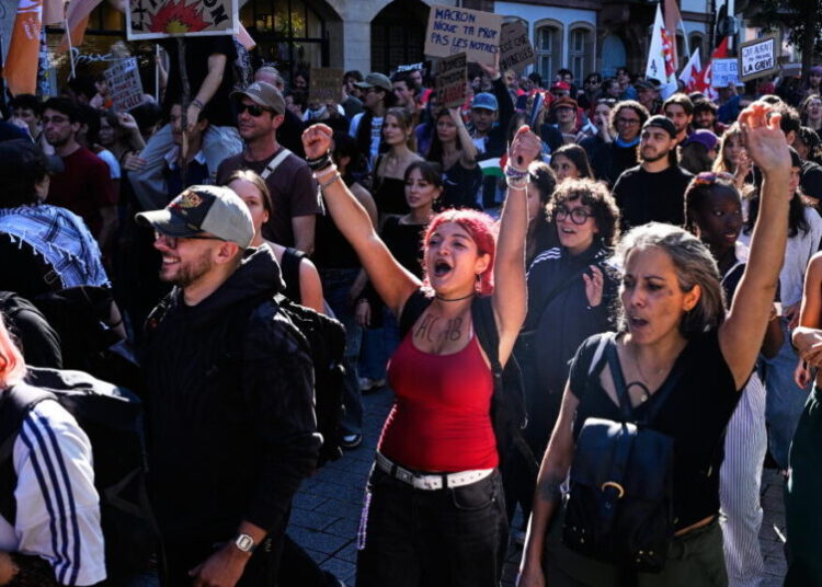 Protesting pupils blockade French high schools again, testing a weekslong movement