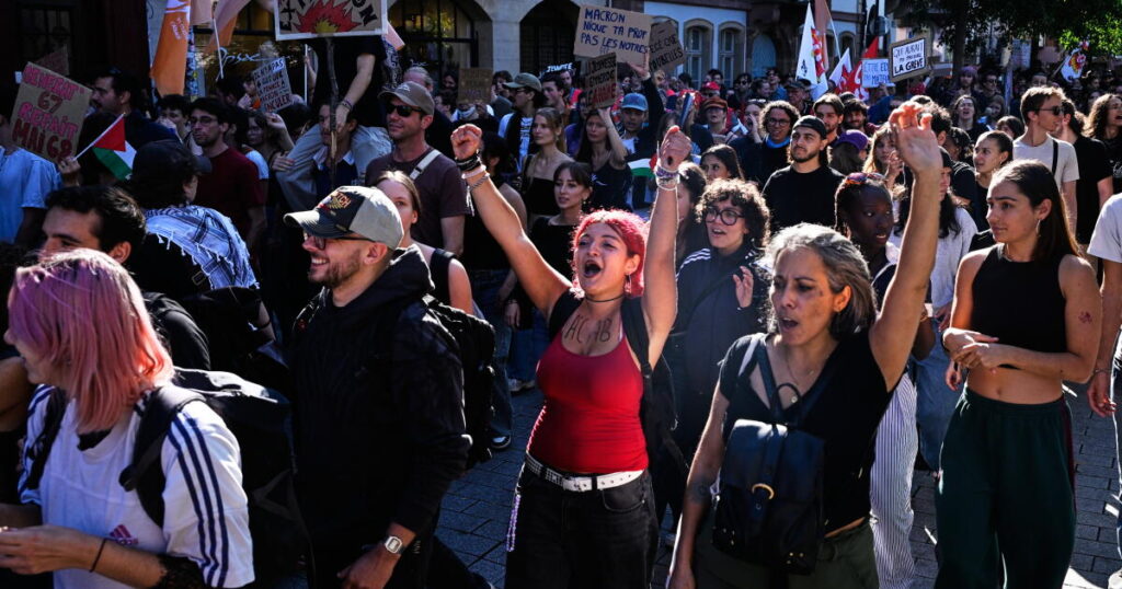 Protesting pupils blockade French high schools again, testing a weekslong movement