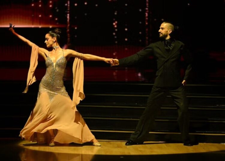 ‘DWTS’ Week 4: Maura Higgins’ ‘Exquisite’ Waltz Earns Top Score on Mariah Carey Night