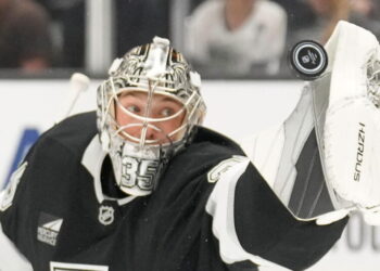 Kings give up late goal to Panthers, lose their home opener to remain winless