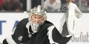 Kings give up late goal to Panthers, lose their home opener to remain winless