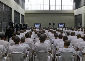 Mass Trials Put Hundreds in One Dock in El Salvador
