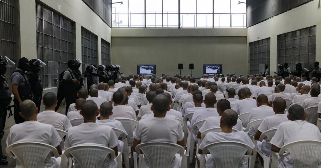 Mass Trials Put Hundreds in One Dock in El Salvador