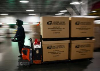 Fears swirl as armed guards swarm USPS weeks before midterms: ‘Really suspicious’