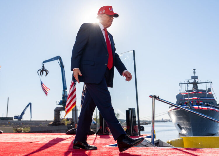 Trump rebukes political advisers for taking other work during midterms